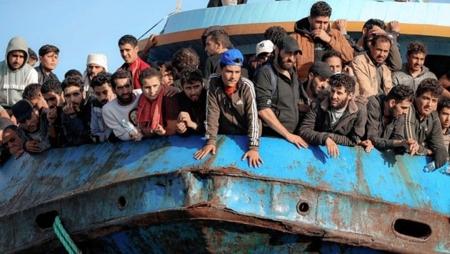 Gerettete Flüchtlinge vor der griechischen Insel Kreta (Bild: AFP or licensors)