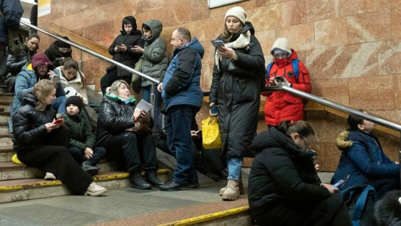 Zivilisten flüchteten erneut ins U-Bahn-System der Hauptstadt Kiew. (Bild: AP)