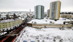 Vor den drei Löwa-Türmen stand bis 2019 die sogenannte Eierspeisburg. Seit dem Abriss liegt das Areal brach. Nun soll sich das ändern. (Bild: Imre Antal)