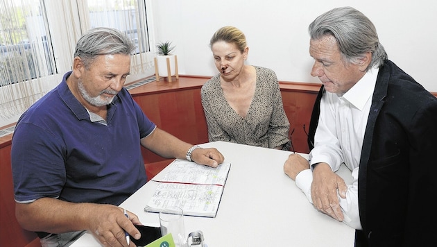 „Pfusch-Patientin“ Snezana T. mit Anwalt Dr. Alfred Boran (re.) und „Krone“-Redakteur Matzl bei einer Recherche zum „Nasen-Martyrium“. (Bild: Tomschi Peter)