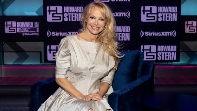 Pamela Anderson am 25. Jänner 2023 zu Gast in der „Howard Stern Show“ in den SiriusXM Studios in Los Angeles (Bild: APA/Emma McIntyre/Getty Images for SiriusXM/AFP)