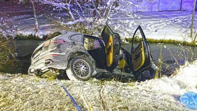 Der Porsche Cayenne stürzte in Mattighofen in einen Bach (Bild: Manfred Fesl)