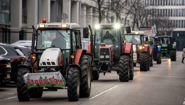 Fridays for Future sind aktiv: Von der Traktoren-Demo bis zum Protestcamp vorm Landhaus (Bild: Imre Antal)