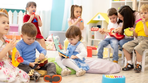 Das Angebot von kostenloser Kindergarten-Betreuung wird die Nachfrage nach Fachpersonal weiter in die Höhe schrauben (Bild: stock.adobe.com)