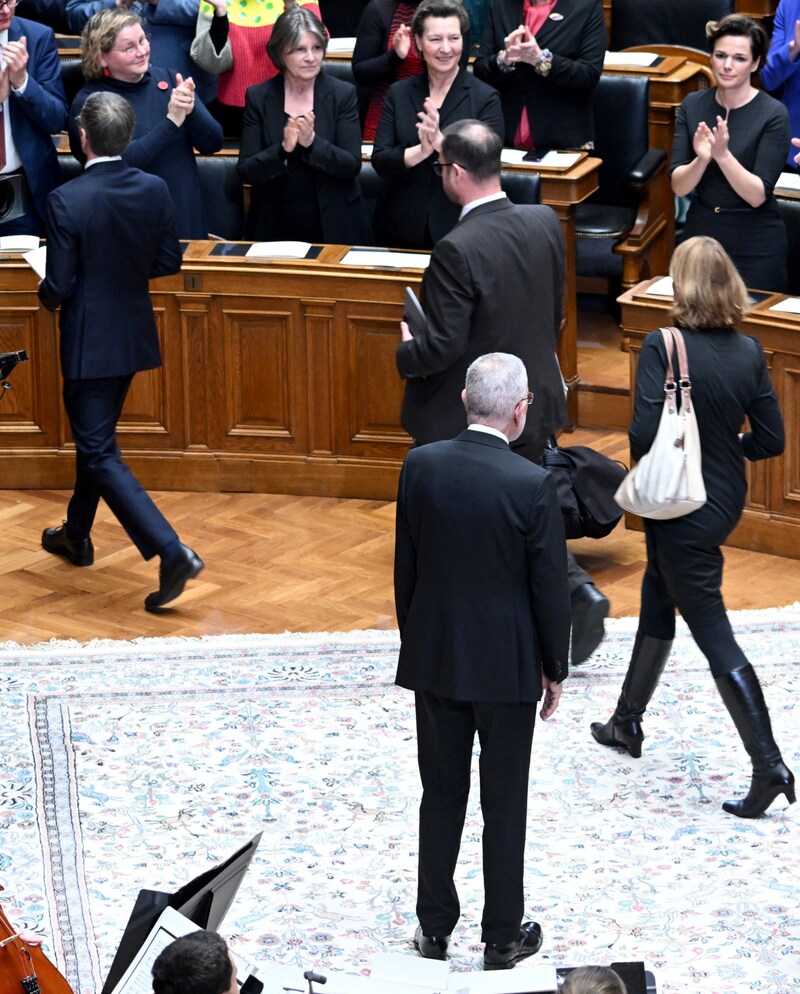 FPÖ-Chef Herbert Kickl verließ mit seinen Parteikollegen Christian Hefenecker und Dagmar Belakowitsch die Angelobung des neuen Bundespräsidenten Alexander Van der Bellen vorzeitig. (Bild: APA/ROLAND SCHLAGER)