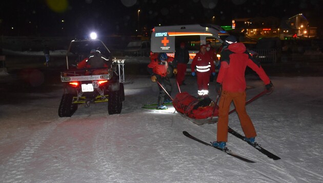 Der Skifahrer wurde ins Spital nach Schwaz gebracht. (Bild: Zoom.Tirol)