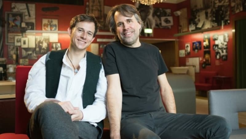 Tenor Paul Schweinester (li.) und Philippe Brunner (re.), der künstlerischer Direktor des Marionettentheaters, freuen sich auf die Uraufführung von „Der alte Baum“.
 (Bild: Wolfgang Lienbacher/Bernhard Müller)