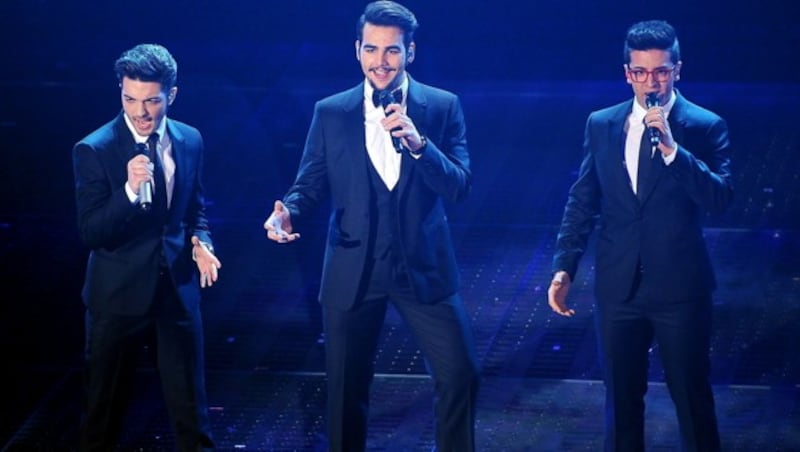 Archivbild aus dem Jahr 2015: die italienische Gruppe Il Volo, die für Italien auch beim Song Contest in Österreich auftrat, während einer Darbietung im Rahmen des Sanremo-Festivals (Bild: APA/ANSA/CLAUDIO ONORATI)