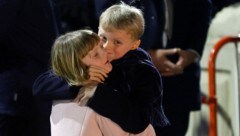 Monacos Prinz Jacques drückt seine Zwillingsschwester Prinzessin Gabriella beim Fest Sainte Devote 2023 ganz fest an sich. (Bild: APA/Photo by ERIC GAILLARD/AFP)