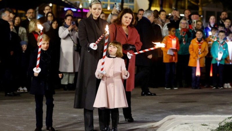 Die monegassische Fürstin Charlène und ihre Kinder Prinz Jacques und Prinzessin Gabriella, flankiert von Melanie-Antoinette de Massy, entzünden ein Segelboot während der traditionellen Feierlichkeiten von Sainte Devote im Fürstentum Monaco. (Bild: APA/(Photo by ERIC GAILLARD/AFP)