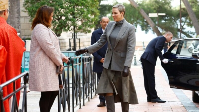 Melanie-Antoinette de Massy begrüßt Fürstin Charlène von Monaco am 27. Jänner 2023 bei ihrer Ankunft vor der Kathedrale von Monaco zur Sainte-Devote-Messe. (Bild: ERIC GAILLARD / REUTERS / picturedesk.com)