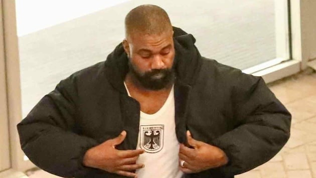 Kanye geht im Bundeswehr-T-Shirt bei Balenciaga shoppen. (Bild: www.PPS.at)
