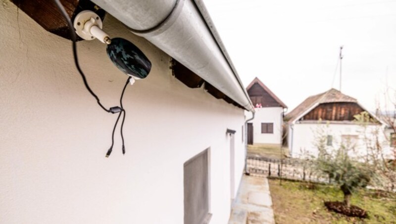 In diesem Presshaus mit angeschlossener Kellerröhre versteckte sich der Sonderling mit sechs Kindern vor dem Weltuntergang. Die Umgebung wurde mit Videokameras überwacht. (Bild: Imre Antal)