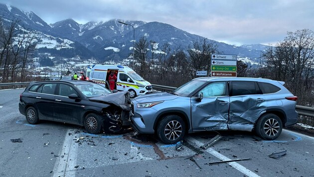 Die beiden Autos krachten frontal ineinander. (Bild: zoom.tirol)