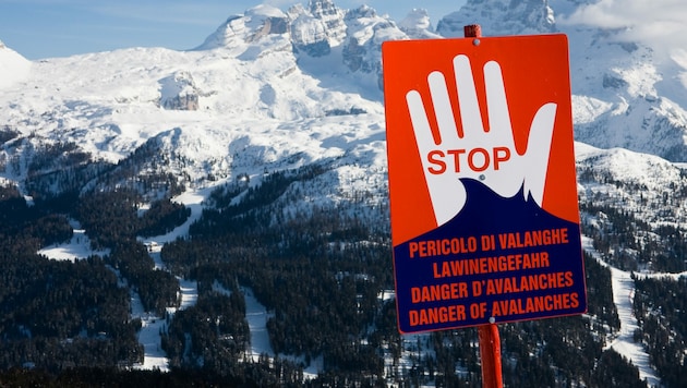 Nach einem Lawinenabgang im Aostatal konnten die Vermissten nur noch tot geborgen werden (Symbolbild). (Bild: Nikolai Korzhov/ stock.adobe.com)
