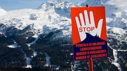 Im norditalienischen Aostatal sind am Donnerstag vier Menschen von einer Lawine verschüttet worden. Drei werden noch vermisst (Symbolbild). (Bild: Nikolai Korzhov/ stock.adobe.com)