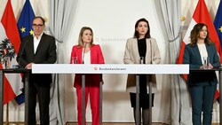 von links: Sozial- und Gesundheitsminister Johannes Rauch (Grüne), Familienministerin Susanne Raab (ÖVP), Justizministerin Alma Zadic (Grüne) und Staatssekretärin Claudia Plakolm (ÖVP) nach einer Sitzung des Ministerrates am Mittwoch (Bild: APA/Roland Schlager)