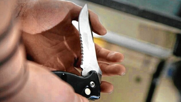 Der radikalisierte Schüler zückte in der Klasse ein Messer (Symbolbild). (Bild: picture alliance / Oliver Berg)