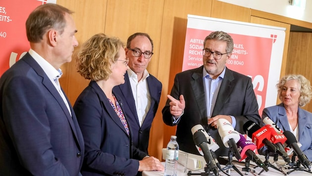 SPÖ-Stadtrat Peter Hacker (2.v.re) gibt ÖVP-Landesrätin Christiane Teschl-Hofmeister (2.v.li) recht. (Bild: Christian Fürthner)