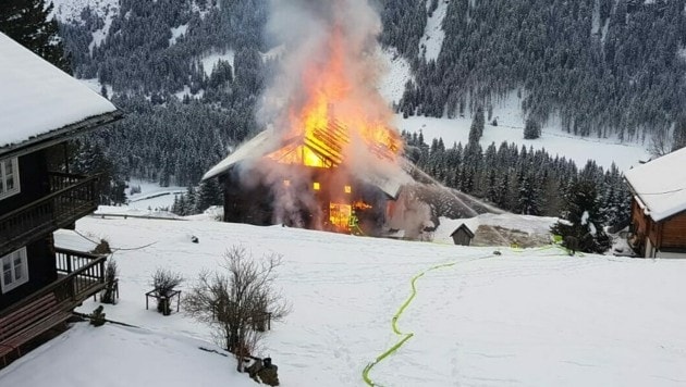Ein Wohnhaus stand in Vollbrand. Mehrere Feuerwehren mussten ausrücken. (Bild: FF St. Veit i.D.)