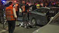 Israelische Rettungskräfte und Sicherheitskräfte am Tatort (Bild: AFP)