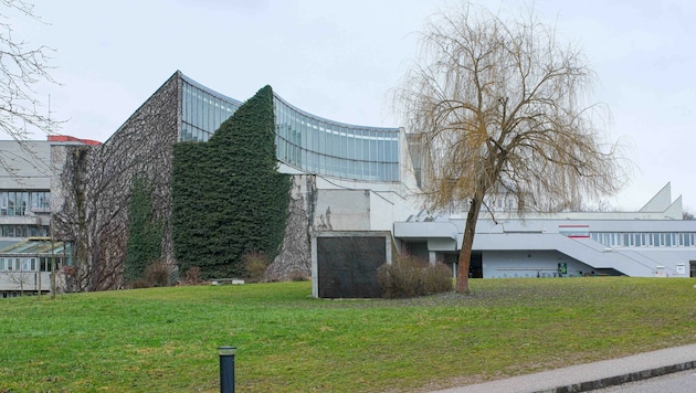Die Private Pädagogische Hochschule der Diözese am Salesianerweg schließt ihre Schwimmhalle. (Bild: Einöder Horst)