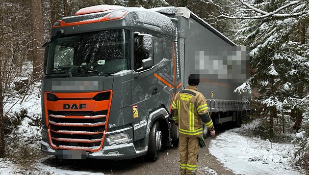 Die ganze Nacht hing der Lkw auf dem schmalen Weg fest. (Bild: zoom.tirol, Krone KREATIV)