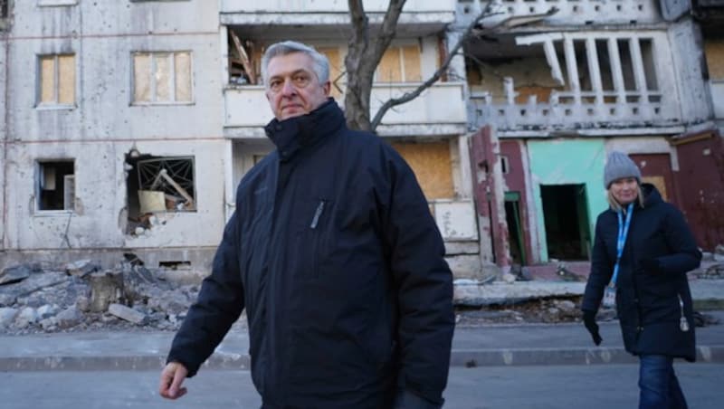 UNHCR-Chef Filippo Grandi bei seinem Besuch in Charkiw (Bild: Andrii Marienko/AP)