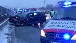 Samstagfrüh kamen bei einem Verkehrsunfall auf der A1 drei Menschen ums Leben. (Bild: Doku NÖ)