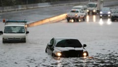 Gestrandete Autos in Auckland (Bild: Dean Purcell/New Zealand Herald/AP)