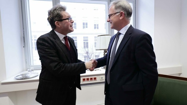 Minister Martin Polaschek (links) und MedUniWien-Rektor Markus Müller: 90 Millionen Euro fließen bis Ende 2026 in das neue Institut. (Bild: Holl Reinhard)