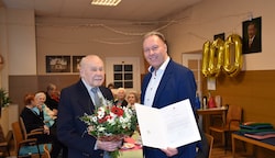 Kurt Enekel mit Gratulant Franz Prokopp, Bezirkschef von Ottakring. (Bild: zVg)