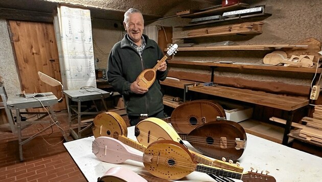 Paul Berlakovich mit seinen Instrumenten. Erhältlich sind sie ab 400 Euro. (Bild: Christian Schulter)
