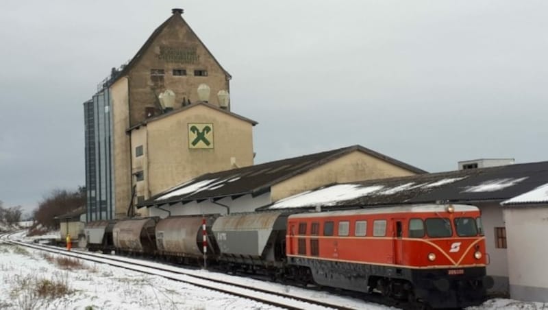 Von der Siloanlage am Bahnhof Dobermannsdorf wurden nun die ersten 200 Tonnen Getreide verladen. (Bild: NÖ Landesbahnen)