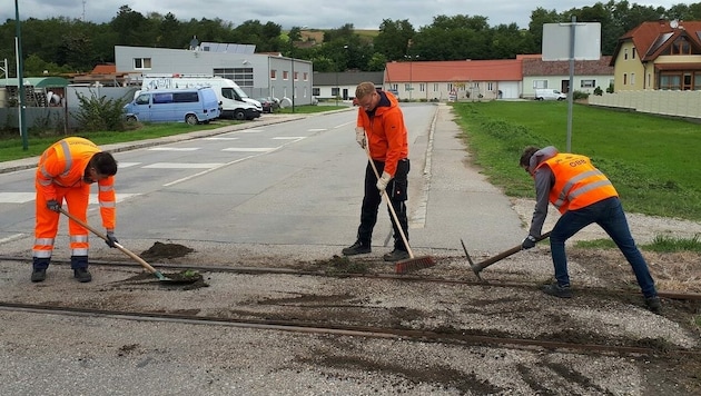 Gemeinsam für die Belebung einer Nebenbahn: Der harte Einsatz Freiwilliger hat sich gelohnt. (Bild: NÖ Landesbahnen)