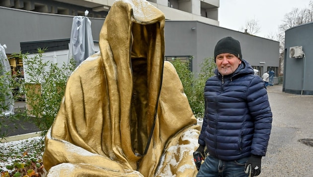Künstler Manfred Kielnhofer mit einem seiner „Wächter“ vor dem EKZ Auwiesen. (Bild: Dostal Harald)
