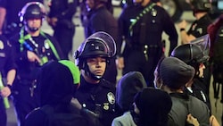 Demonstration nach einem tödlichen Polizeieinsatz vor einem Quartier in Los Angeles (Bild: Frederic J. Brown/AFP)