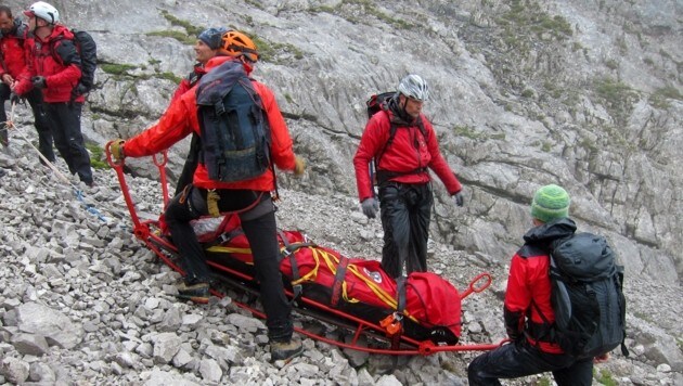 Stundenlang transportierte das Team der Bergrettung eine schwer Verletzte bei starkem Regen 800 Meter vom Großen Solstein hinunter. (Bild: zVg)
