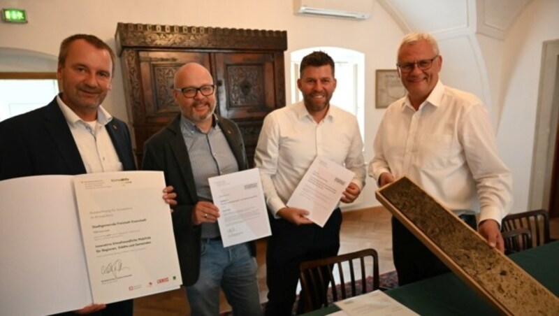 Arbeiten an der Umsetzung des Parkprojekts: Umweltgemeinderat Gerald Hicke, Bauhof-Leiter Thomas Leeb, Baudirektor Werner Fleischhacker und Bürgermeister Thomas Steiner (v.l.). (Bild: Freistadt Eisenstadt)