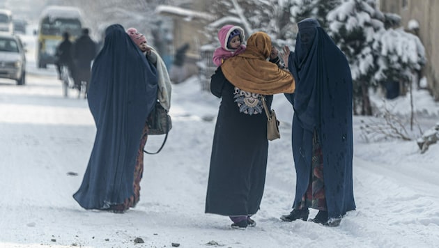 In Afghanistan sind infolge der Kältewelle bereits mehr als 160 Menschen - im Bild Frauen in der verschneiten Hauptstadt Kabul - ums Leben gekommen. (Bild: AFP/Wakil Kohsar)