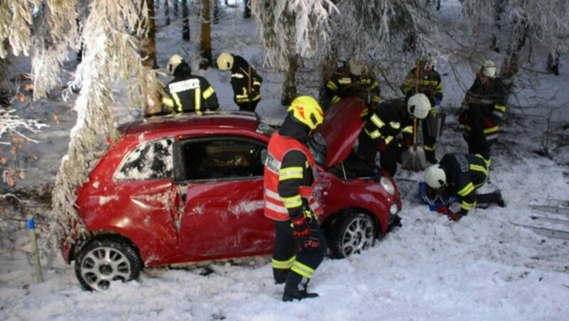 Der Kleinwagen war von der Schneefahrbahn in den Wald gerutscht (Bild: HERBERT DENKMAYR)