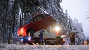Der verunglückte Wagen wird im Wald bei Weigetschlag per Kran geborgen (Bild: HERBERT DENKMAYR)