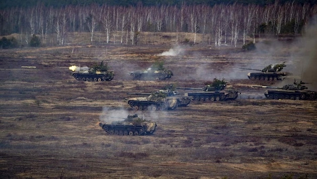 Kurz vor der Invasion im Februar 2022 veröffentlichte Russland Bilder einer Militärübung. Ein Jahr später steht laut Militärexperten neue Großoffensive bevor. (Bild: APA/AFP/Russian Defence Ministry)