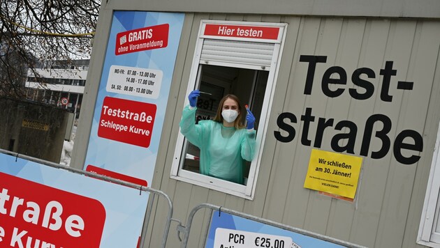 Viele Testcontainer, wie jener in der Klagenfurter Schleppekurve, schließen. Beim Roten Kreuz sind Tests aber weiter möglich. (Bild: Hronek Eveline)