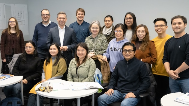 Integrationslandesrat Wolfgang Hattmannsdorfer (3.v.li in der hinteren Reihe) zu Besuch beim Deutschkurs (Bild: Land OÖ)