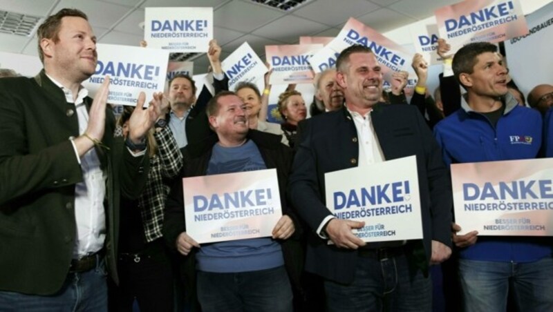 FPÖ-Generalsekretär Michael Schnedlitz mit jubelenden Parteifreunden am Wahlsonntag in Niederösterreich (Bild: APA/TOBIAS STEINMAURER)