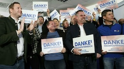 FPÖ-Generalsekretär Michael Schnedlitz mit jubelenden Parteifreunden am Wahlsonntag in Niederösterreich (Bild: APA/TOBIAS STEINMAURER)