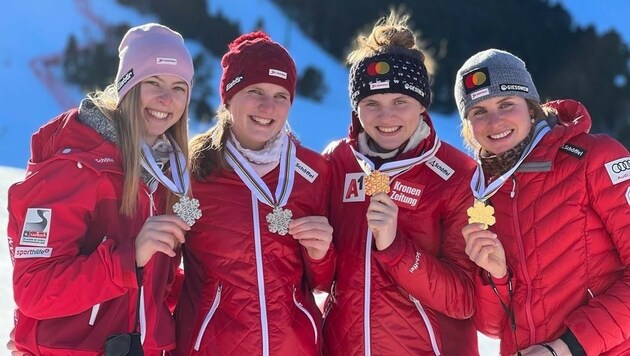 Elisabeth Aigner, Veronika Aigner, Barbara Aigner und Klara Sykora (v. re. n. li.) holten im abschließenden Slalom Gold und Silber. (Bild: ÖSV/Marcus Hartmann)