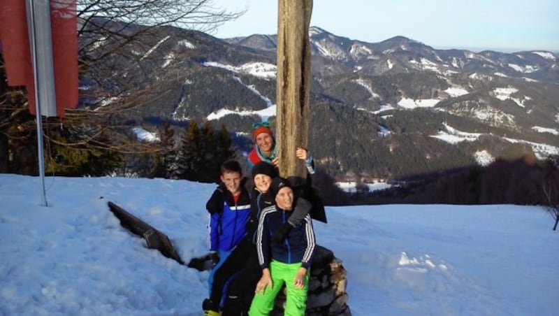 Romana Hauser (hinten) betreute als Skilehrerin an der Michaela Dorfmeister Ski-Hauptschule in Lilienfeld die Aigner-Geschwister. Hier ist Johannes Aigner (vorne links) zu sehen. (Bild: Michaela Dorfmeister Ski-Hauptschule Lilienfeld)