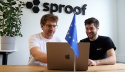 Die Sproof-Gründer Clemens Brunner (li.) und Fabian Knirsch wachsen mit ihrem Digitale-Signaturen-Start-up in Puch rasant (Bild: Tröster Andreas)